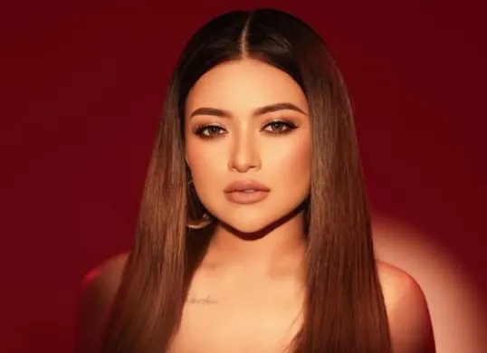 Potret Nathalie Holscher yang mengungkapkan kisahnya usai bercerai dengan komedian Sule. (Sumber: Instagram/@nathalieholscher)