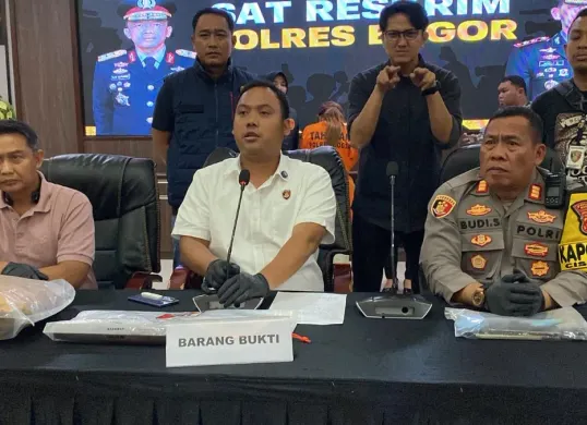 Polres Bogor menggelar jumpa pers pembunuhan wanita di Kampung Cipari, Desa Cisarua, Kecamatan Cisarua, Kabupaten Bogor. (Sumber: Dok. Istimewa)