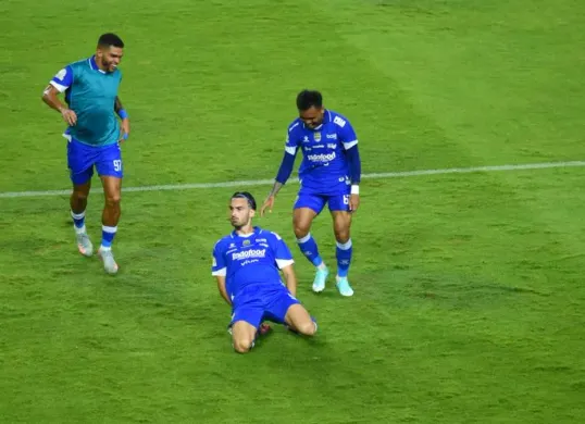 Potret pemain Persib Bandung, Andrew Jung yang melakukan selebrasi usai mencetak gol. (Sumber: Persib)