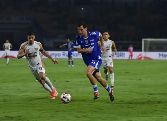 Aksi Thom Haye pada laga Persib Bandung vs Dewa United, Jumat 21 November 2025. (Sumber: persib.co.id)