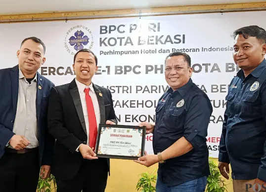 Jajaran pengurus PHRI Bekasi saat menggelar rapat perdana untuk membahas tantangan efisien di tengah guncangan ekonomi. (Sumber: POSKOTA | Foto: Nurpini Aulia Rapika)