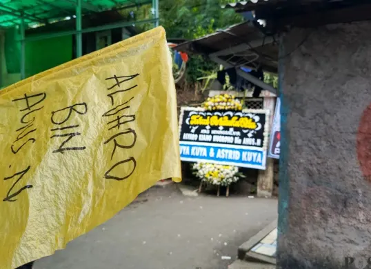 Suasana rumah duka Alvaro Kiano Nugroho, 6 tahun, di Pesanggrahan, Jakarta Selatan, Senin, 24 November 2025. (Sumber: Poskota/Ali Mansur)