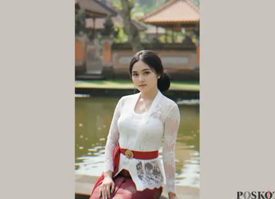Edit Foto Pakai Baju Adat Batik dengan View Aesthetic di Gemini AI (Sumber: TikTok/@vexxylotus)