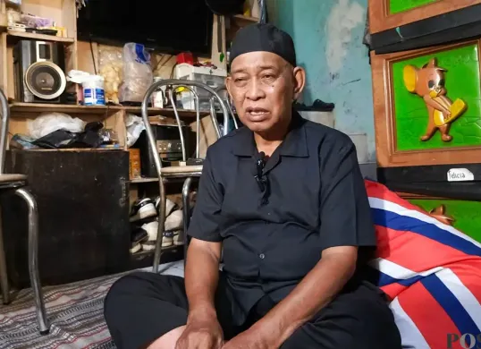 Tugimin, 71 tahun, kakek dari Alvaro Kiano Nugroho, 6 tahun, saat ditemui, di kediamannya di Pesanggrahan, Jakarta Selatan, Senin, 24 November 2025. (Sumber: Poskota/Ali Mansur)