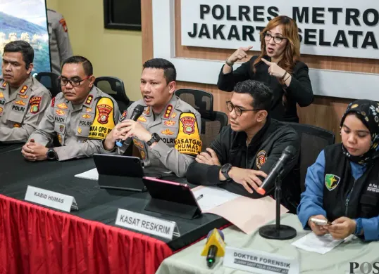 Kasatreskrim Polres Metro Jakarta Selatan, AKBP Ardian Satrio Utomo (kedua dari kanan) saat konferensi pers pengungkapan kasus pembunuhan bocah Alvaro Kiano, Senin, 24 November 2025. (Sumber: POSKOTA | Foto: Bilal Nugraha Ginanjar)