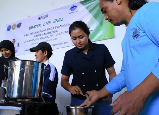 Peserta Bimtek Life Skill yang digelar BNN mengikuti arahan dari instruktur di Kampung Rawa, Jakarta Pusat. (Sumber: Dok. BNN)
