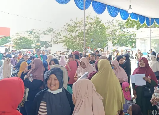Ribuan warga mengantre pengambilan BLT Kesra di Kantor Pos Indonesia, Bekasi Timur, Kota Bekasi, Senin, 24 November 2025. (Sumber: Poskota/Nurpini Aulia Rapika)