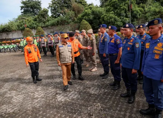 Gubernur Banten Andra Soni memeriksa kesiapsiagaan petugas saat apel di halaman Kantor BPBD Banten. (Sumber: Dok. Kominfo Pemprov Banten)