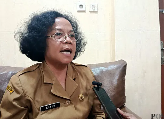 Kepala Bidang Perlindungan dan Jaminan Sosial Dinas Sosial Kota Bekasi, Ester. (Sumber: POSKOTA | Foto: Nurpini Auli Rapika)