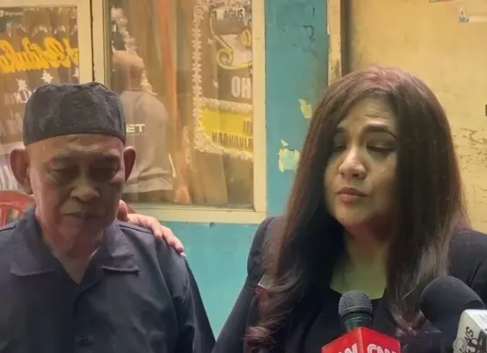 Ketua Komisi Nasional Perlindungan Anak DKI Jakarta, Cornelia Agatha, mendatangi rumah duka Alvaro Kiano Nugroho, 6 tahun, di kawasan Pesanggrahan, Kebayoran Lama, Jakarta Selatan, Senin, 24 November 2025. (Sumber: Poskota/Ali Mansur)