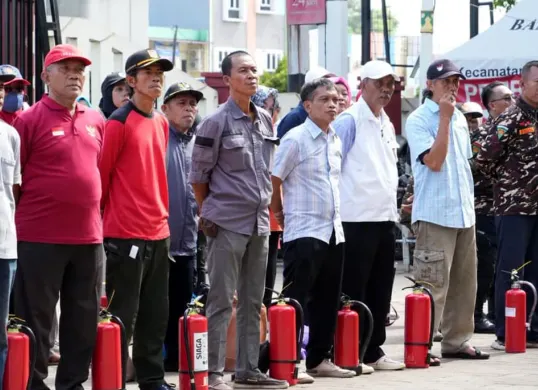 Apel Deklarasi Gerakan Masyarakat Punya Alat Pemadam Api Ringan (GEMPAR) di halaman Kantor Kecamatan Cakung, Senin, 24 November 2025. (Sumber: Dok Pemkot Jaktim)
