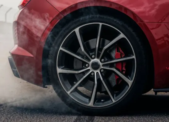 Ilustrasi mobil berkendara ugal-ugalan. (Sumber: Freepik)