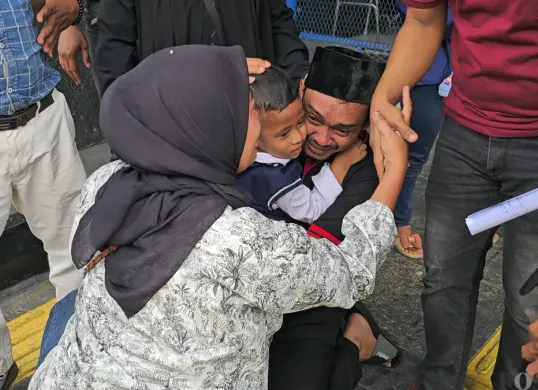 Seorang tahanan bebas bersyarat, Sodikin saat melepas rindu bersama anak dan istrinya di Rutan Kelas I Tangerang, Senin, 24 November 2025. (Sumber: Poskota/Veronica Prasetio)