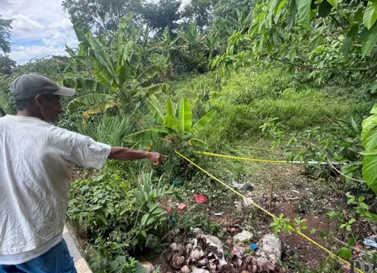Warga menunjukan TKP pembuangan jasad Alvaro di pinggir Kali Cilalay, Desa Singabraja, Kecamatan Tenjo, Kabupaten Bogor. (Sumber: Poskota/Giffar Rivana)