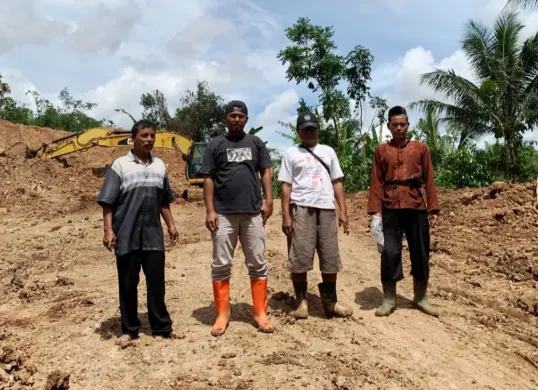 pengelola tambang bersama pekerja lainnya saat melakukan aktivitas di lokasi tambang batu di Desa Cibitung, Kecamatan Munjul, Pandeglang. (Sumber: Istimewa)