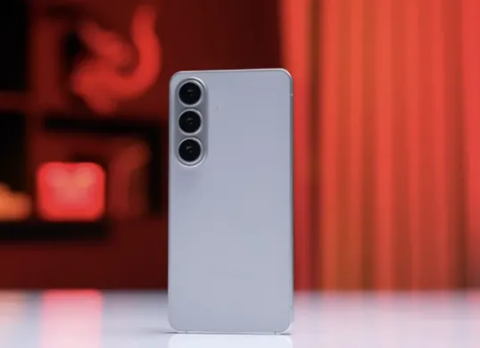 Spesifikasi Samsung Galaxy S26 Ultra yang diprediksi lebih unggul dari iPhone 17 Pro Max. (Sumber: YouTube/Beebom)