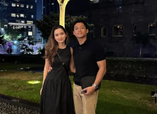 Bocoran terbaru pernikahan Azriel Hermansyah dan Sarah Menzel. Kris Dayanti ungkap konsep 3 budaya, target 2026. (Sumber: Instagram/@azriel_hermansyah, @ssarah_menzel)