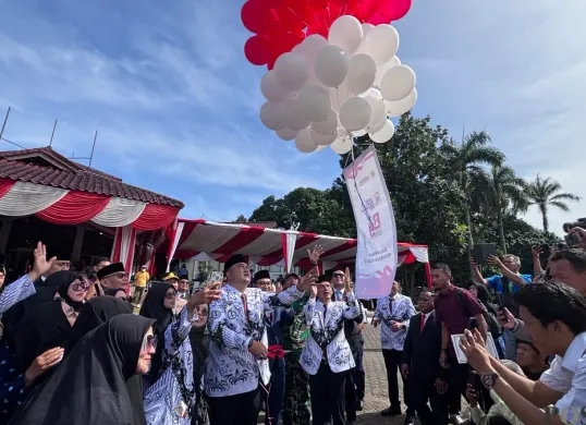 Bupati Bogor, Rudy Susmanto merayakan Hari Guru Nasional dengan upacara bersama ratusan guru di Lapangan Tegar Beriman. (Sumber: Poskota/Giffar Rivana)