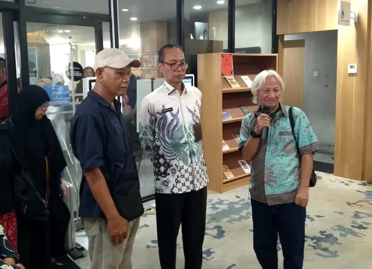 Kepala Dispusip Jakarta, Nasruddin Djoko Surjono, saat membuka pameran arsip dan manuskrip perjalanan kreatif sastrawan Motinggo Busye di Pusat Dokumentasi Sastra (PDS) HB Jassin, Selasa, 25 November 2025. (Sumber: Istimewa)