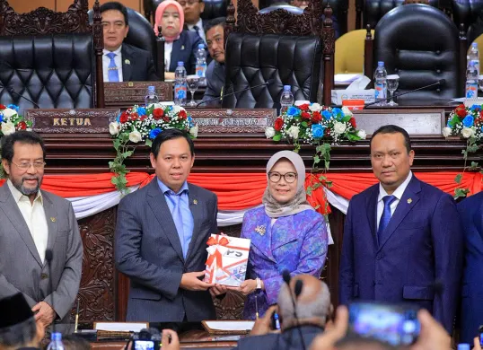 Ketua DPD RI, Sultan B Najamudin (kedua dari kanan), menerima IHPS I tahun 2025 dari BPK RI di Gedung Nusantara V Kompleks Parlemen, Jakarta, Selasa, 25 November 2025. (Sumber: Istimewa)