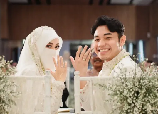 Potret Fiki Naki (kanan) dan Tinandrose (kiri) yang resmi menikah pada 24 November 2025. (Sumber: Instagram/@fikinaki)