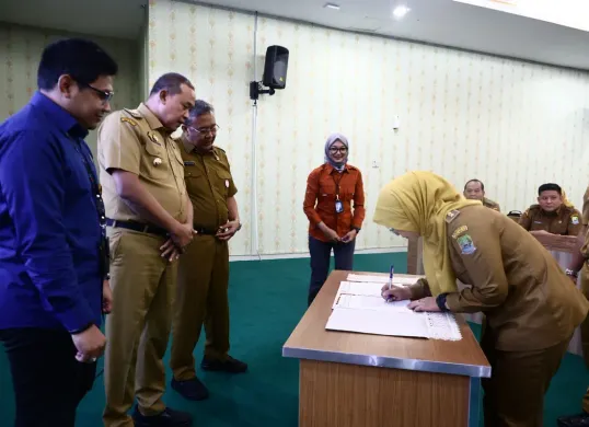 Wali Kota Bekasi, Tri Adhianto, resmi mengumumkan pengangkatan ratusan guru honorer menjadi PPPK di Hari Guru Nasional pada Selasa, 25 November 2025. (Sumber: Dok Humas Pemkot Bekasi)