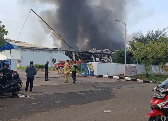 Asap hitam dari kebakaran PT TAK Textiles Indonesia di Jababeka, Cikarang Utara, Kabupaten Bekasi, Selasa, 25 November 2025. (Sumber: Poskota/Nurpini Aulia Rapika)