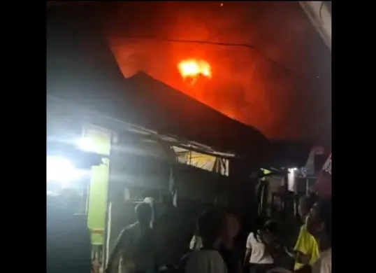 Tangkap layar kebakaran yang melanda sebuah toko bahan bangunan di Desa Leuwinutug, Kecamatan Citeureup, Kabupaten Bogor, pada Selasa malam, 25 November 2025.