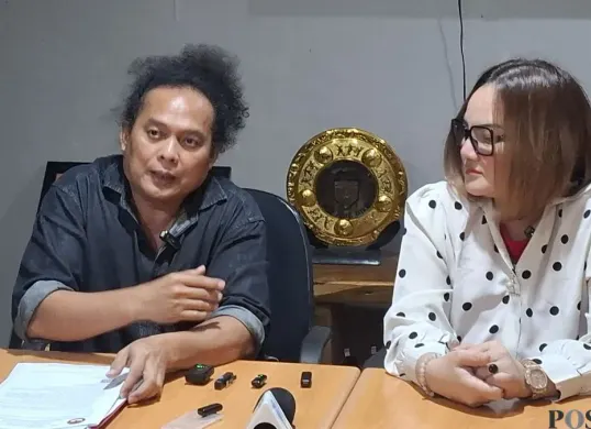 Kuasa hukum Linda Susanti, Deolipa Yumara dan Linda Susanti di Polda Metro Jaya, Jakarta Selatan, Selasa, 25 November 2025. (Sumber: Poskota/Ali Mansur)