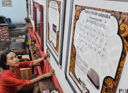 Salah satu gaya tulis aksara sunda yang menghiasi dinding di Kafe Bumi Pamanah Rasa, Kota Bandung. (Sumber: Poskota/Gatot Poedji Utomo)
