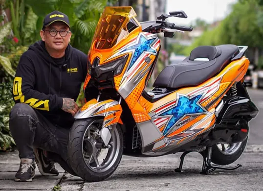 Modifikator asal Nakano Garage, Rifky Hidayat menghadirkan tampilan NMAX TURBO dengan konsep supersport. (Sumber: Dok Yamaha)