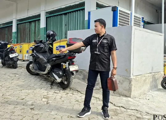 Operasi Manager (OM) PT Kemas Anugerah Tri Mitra, distributor es krim Joy Day Cabang Depok, M Rizki, menunjukkan lokasi parkir dua mobil box yang dicuri. (Sumber: POSKOTA | Foto: Angga Pahlevi)