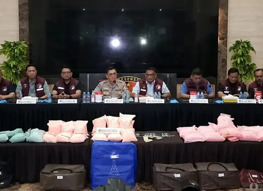 Konferensi pers Direktorat Tindak Pidana Narkoba Bareskrim Polri terkait pengungkapan kasus peredaran narkotika jenis ekstasi, di Bareskrim Polri, Jakarta Selatan, Selasa, 25 November 2025. (Sumber: POSKOTA | Foto: Ali Mansur)