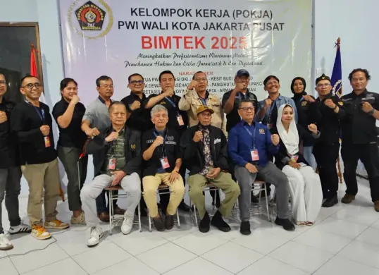 Pengurus PWI Jaya dan Pokja PWI Wali Kota Jakarta Pusat bersama peserta Bimtek 2025 tentang pemahaman hukum dan etika di era digital di Megamendung, Kabupaten Bogor, Senin, 24 November 2025. (Sumber: Dok. Istimewa)