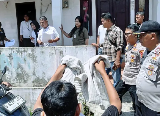 Suasana saat rekonstruksi kasus pembunuhan anak oleh ibu tiri di Perumahan Griya Citayam Permai 1, Kecamatan Bojonggede, Kabupaten Bogor. (Sumber: Dok Humas Polres Metro Depok)