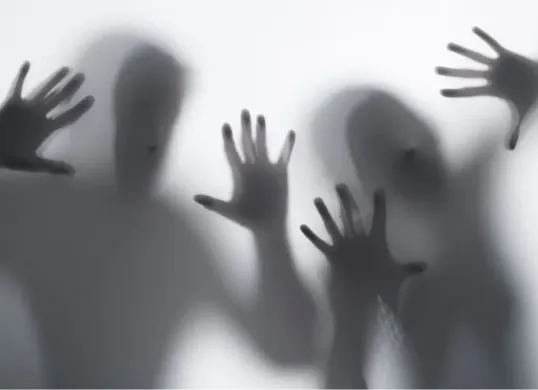 Ilustrasi seorang sopir taksi online melakukan rudapaksa kepada penumpang. (Sumber: Freepik)