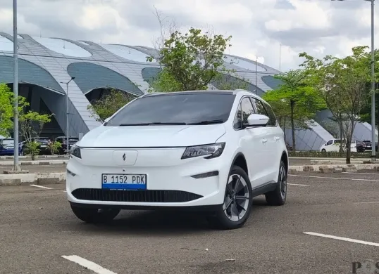 Mobil listrik Aletra L8 EV menawarkan ruang luas dan fitur lengkap untuk keluarga. (Sumber: Poskota/Erwan Hartawan)