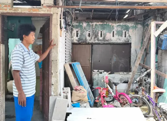 Ino Tarino, warga Perumahan Bumi Citra Lestari (BCL), RT 13 RW 09, Cikarang Utara, Kabupaten Bekasi, menerima bantuan rutilahu senilai Rp40 Juga dari Pemkab Bekasi. (Sumber: Istimewa)