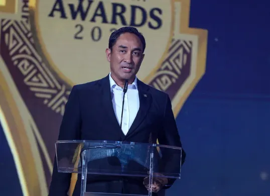 Kepala BNN RI Suyudi Ario Seto menyampaikan sambutan usai menerima penghargaan Tokoh Penggerak Masyarakat dan Generasi Muda Bersih Narkoba di Jakarta. (Sumber: Biro Humas dan Protokol BNN)