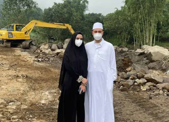 Gosip cerai Kartika Putri dengan Habib Usman bin Yahya tidak benar (Sumber: Instagram/@kartikaputriworld)