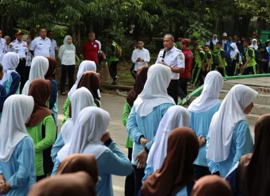 Wali Kota Bekasi, Tri Adhianto mengajak ratusan siswa SMP di Kota Bekasi bersihkan Hutan Taman Kota, Rabu, 26 November 2025. (Sumber: Dok. Pemkot Bekasi)
