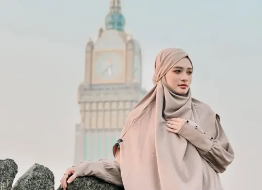 Potret Inara Rusli saat menjalani ibadah umrah di tengah kasus dugaan perselingkuhan yang melibatkan dirinya. (Sumber: Instagram/@mommy_starla)