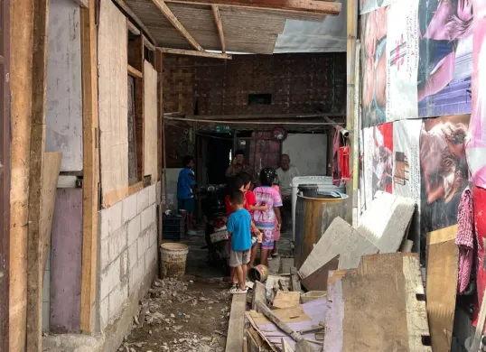 Warga Kampung Bilik, RW 07 Kelurahan Kamal, Kecamatan Kalideres, Jakarta Barat, Rabu, 26 November 2025.