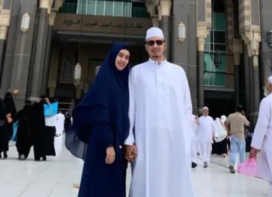 Artis sekaligus presenter Kartika Putri dikabarkan gugat cerai dengan sang suami, Habib Usman bin Yahya. (Sumber: Instagram/@kartikaputriworld)