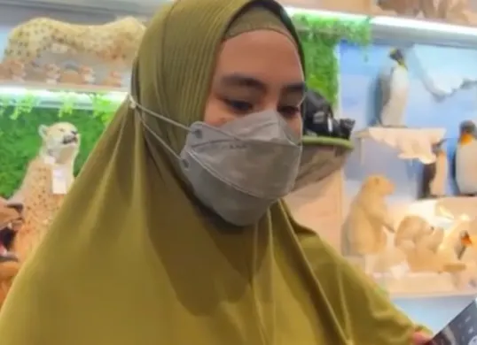 Potret Kartika Putri yang kini diisukan bercerai dengan Habib Usman bin Yahya. (Sumber: Instagram/@kartikaputriworld)