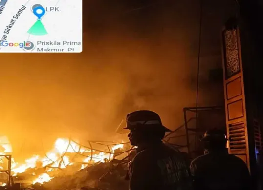 Petugas Damkar tengah memadamkan api di gudang material yang terbakar Selasa malam, 25 November 2025. (Sumber: Damkar Bogor)