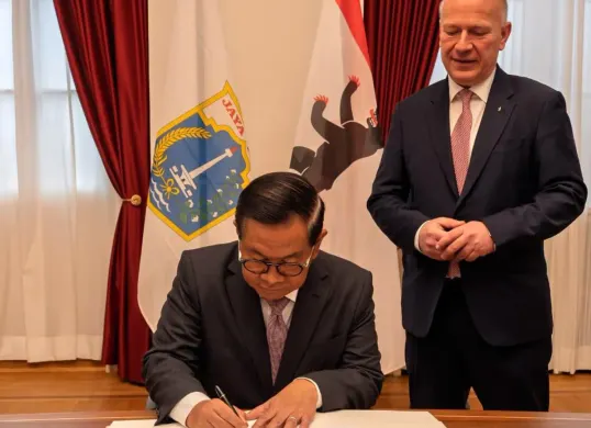 Gubernur Jakarta Pramono Anung bersama Governing Mayor Berlin, Kai Wegner, di kantor pusat pemerintahan Kota Berlin, Rotes Rathaus. (Sumber: Kominfotik Pemprov Jakarta)