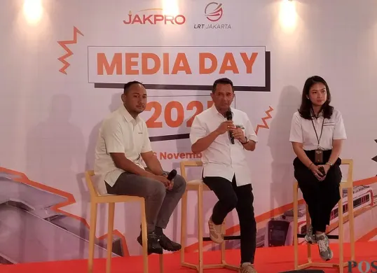 Direktur Utama PT LRT Jakarta, Roberto Akyuwen (tengah), menyampaikan penjelasan kepada sejumlah media di stasiun LRT Pegangsaan Dua, Kelapa Gading, Jakarta Utara, Rabu, 26 November 2025. (Sumber: POSKOTA | Foto: Heri Effendi)