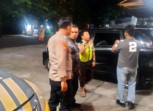 Polisi memeriksa TKP pencurian barang berharga dari dalam mobil dinas Kecamatan Gunung Sindur dengan modus pecah kaca. (Sumber: Dok Polsek Cibinong)