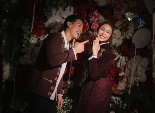 Momen bahagia Dara Arafah dan Rehan Mubarak yang resmi bertunangan. (Sumber: Instagram/@daraarafah, @rehanmubarak)